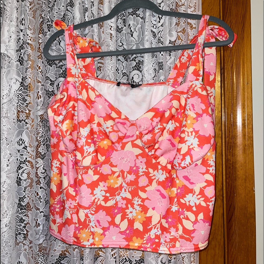 Boohoo new with tags tie shoulder crop tank